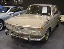 BMW 2000, produziert von 1966 bis 1972. Der 2000`er war das erste Modell der so genannten  Neuen Klasse , dass mit vorderen Rechteckscheinwerfern einher kam. Ein solches Auto war bei seinem Erscheinen ab DM 11.475,00 zu haben. Der Vierzylinderreihenmotor dieses Fahrzeuges hat serienmäßig einen Hubraum von 1990 cm³ und leistet 100 PS. Der gezeigte Wagen wurde 1967 produziert. Essen Motorshow am 06.12.2023.