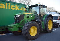 Ein John Deere 6175R Traktor am 08.01.24 Großer Stern Berlin bei der Demo der Landwirte.