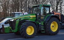 Ein John Deere John Deere 8R 340 Traktor am 08.01.24 Großer Stern Berlin bei der Demo der Landwirte.