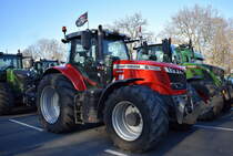 Ein Massey Ferguson MF 7719 S DYNA VT Traktor am 08.01.24 Großer Stern Berlin bei der Demo der Landwirte.