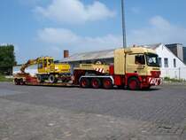 Mercedes Benz Actros 4150 der Firma Baumann mit einem Liebherr 900 Zweiwegebagger auf dem Tieflader am Westbahnhof in Aachen