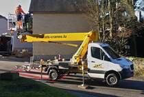 Mercedes Benz Sprinter mit Palfinger Hebebühne, aufgenommen beim Abbau der Weinachts  beleuchtung. 01.2024