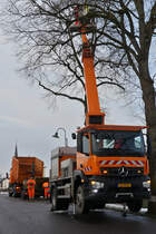Mercedes Benz Arocs mit Heber Aufbau, der Straßenbau Verwaltung, im Einsatz beim ausdünnen des Geästs von Straßenbäumen. 01.2024