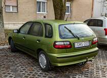 Rückansicht: Nissan Almera N15 in der Farbe Herb Green (Yellowish Green auch genannt), gesehen in Januar, 2023.