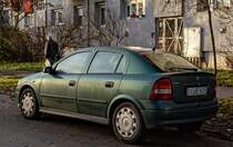 Rückansicht / Seitenansicht: Opel Astra G in der Farbe Jade grün (Jade Green), gesehen in Januar, 2023.