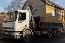 Renault Premium (Mk1, Gebaut zwischen 1996 und 2006) LKW, Pritsche mit Kranaufbau. Foto: januar, 2023