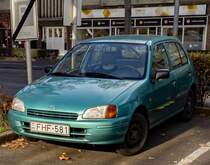 Toyota Starlet Mk5  P90  in türkis / turquoise. Die Aufnahme stammt von Januar, 2023
Rückansicht: https://www.fahrzeugbilder.de/bild/pkw-oldtimer~toyota~starlet/190933/rueckansicht-toyota-starlet-mk5-p90-in.html