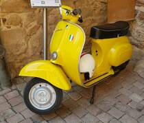 Vespa 50, gesehen bei der Sonderausstellung Fiat 500 auf Schloss Spangenberg im Mai 2023