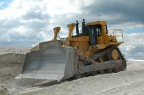 CAT D10R mit dem Namen Carolina am 21.06.09 bei der Talabfarht des `Monte Kali&acute; in Heringen/Th�r. Der `Monte Kali&acute; ist ein 520m hoher, aus 160 Millionen Tonnen Steinsalz aufgesch�ttete Abraumhalde, die unter fachkundiger F�hrung Besuchergruppen unter vorheriger Anmeldung bestiegen werden kann.