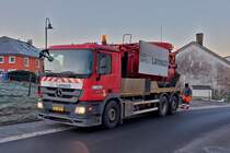 Der Fahrer dieses Mercedes Benz 2536 Entsorgungsfahrzeug erkundigt sich bei einem Passanten nach dem Weg. 01.2024