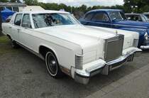 Lincoln Continental Town Car aus dem Modelljahr 1976 im Farbton white. Das Modelljahr 1976 war das letzte der  Fullsize  Town Car-Modelle. Ein solcher viertüriger  Straßenkreuzer  war ab US$ 9293,00 Neupreis zu bekommen. Das Town Car wird von einem V8-Motor mit einem Hubraum von 459,8 cui (7535 cm³) angetrieben. Mittels eines Dreigang-Automaticgetriebes wird die Kraft von rund 205 PS an die Hinterachse weiter geleitet. US-Cartreffen Recklinghausen im Juli 2023.