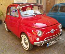 =Fiat 500 L, gesehen bei der Sonderausstellung Fiat 500 auf Schloss Spangenberg im Mai 2023