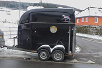 Doppelachsiger Pferdetransportanhänger, gesehen am Straßenrand. 01.2023