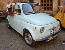 =Fiat 500 L, gesehen bei der Sonderausstellung Fiat 500 auf Schloss Spangenberg im Mai 2023. In die Dachrinne ist eine Getränkebar eingehängt.