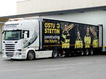 SCANIA R450 von Transporte BRANDL vor einer Laderampe in Ried; 220124