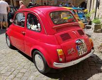 =Fiat 500 Luxus, gesehen bei der Sonderausstellung Fiat 500 auf Schloss Spangenberg im Mai 2023