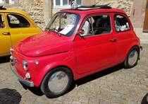 =Fiat 500 Luxus, gesehen bei der Sonderausstellung Fiat 500 auf Schloss Spangenberg im Mai 2023