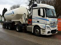 ACTROS-1843 samt Zementsattelauflieger hat sich bis zur Materialablieferung noch etwas zu Gedulden; 230115