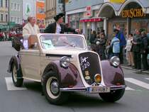 Steyr220 ist fr Oldtimerausfahrten zu Buchen, hier wird anlsslich des Faschingsumzuges das Prinzenpaar kutschiert; Ried i.I. 070211