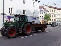 FENDT-Favorit509C hat sich mit dem Einachsh�nger ins Stadtzentrum von Ried i.I.  verirrt ; 090418