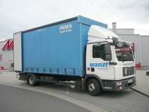 MAN der Firma WANZL wird vor dem Media-Markt in Fulda am 24.06.2009 entladen