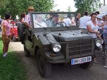 AutoUnion im  Militr-Look  hat bei der groen Menschenansammlung anlsslich der Oldtimerausfahrt in Antiesenhofen Schwierigkeiten voran zu Kommen;080811 