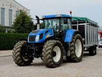 NEW-HOLLAND TVT190 trifft mit einem Transportanhänger beim Fleckviehzuchtverband ein; 230918