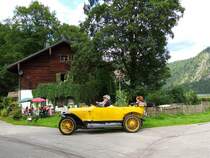 Oldtimer(Rechtsgesteuert) in idylischer Umgebung nächst dem Almsee; 140809