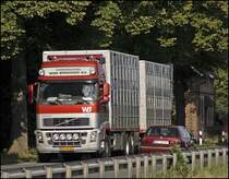 VOLVO FH12 460PS (?) von VARKENSHANDEL WIM BROUWER B.V. aus den Niederlanden. WIM BROUWER handelt mit Schweinen, Ferkeln und Sauen in ganz Europa. Hauptschlich in den Niederlanden, Deutschland, Frankreich, Spanien, Belgien, Polen, Dnnemark, Italien und Ungarn.
