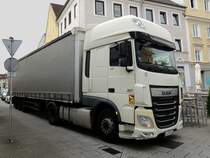 DAF-460 XF-Euro6 samt Sattelauflieger, hat sich mehreren Verbotsschildern hinweggesetzt, und durchfährt nun das Stadtzentrum von Ried; 230918