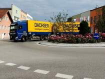 DAF-460 XF samt Hänger der Sped. DACHSER, dreht am blühenden Kreisverkehr eine Runde;  230913