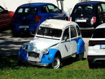 Citroen-2CV, bzw. die  alte ENTE  unter lauter neuen fahrbaren Untersätzen; 230902