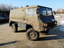 STEYR-PUCH Pinzgauer, wurde soeben von einem Eisenbahnwaggon entladen; 230210