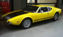 Profilansicht eines De Tomaso Pantera. Der Argentinier Alejandro De Tomaso gründete 1959 in der Nähe von Modena die De Tomaso Automobili SpA. Im Jahr 1971 wurde der Pantera vorgestellt. Die Karosserie wurde von dem legendären US-amerikanischen Autodesigner Tom Tjaarda (*1934 +2017) gezeichnet. Der Motor war als Mittelmotor verbaut und stammte aus dem Regal von Ford/USA. Dieser V8´er hat einen Hubraum von 5763 cm³ und leistet, je nach Vergaserbestückung, zwischen 350 PS und 400 PS. Die Höchstgeschwindigkeit wurde damals mit 257 km/h angegeben. Classic Remise Düsseldorf am 26.02.2024.