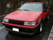 Toyota Corolla  Levin  der Baureihe AE85. Ein etwas aufgepimptes Corolla Stufenheckcoupe, wie es von 1983 bis 1987 gebaut wurde. Er wird von einem Vierzylinderreihenmotor angetrieben, der aus einem Hubraum von 1587 cm³ eine Leistung von 130 PS an die Hinterachse bringt. Die Höchstgeschwindigkeit wurde mit 195 km/h angegeben. Besucherparkplatz der Classic Remise Düsseldorf am 26.02.2024.