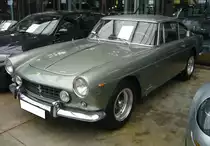 Ferrari 250 GTE Coupe im Originalfarbton grigio notte, gebaut in Maranello in den Jahren von 1960 bis 1963. Der 250 GTE war das erste viersitzige Modell der Marke mit dem  cavallo rampante  im Firmenlogo. Der V12-Motor hat einen Hubraum von 2.992 cm³ und leistet ca. 240 PS. Die Höchstgeschwindigkeit dieses schnittigen Coupes wurde mit 230 km/h angegeben . Dieses Coupe aus dem Jahr 1962 ist eines von den insgesamt 962 gebauten Autos dieses Typs. Classic Remise Düsseldorf am 26.02.2024.