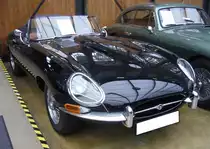 Jaguar E Type Series 1 Roadster aus dem Jahr 1964. Der E Type ist ein Klassiker par excellence, Vorgestellt wurde das Modell auf dem Genfer Salon des Jahres 1961. Wie schon 13 Jahre zuvor der XK120 stieß auch der E Type in der Fachpresse auf einhellige Begeisterung. Sowohl der Roadster, als auch das FHC (Fixed Head Coupe) genannte, geschlossene Modell waren sofort der Traumwagen der breiten, automobilen Masse. Obwohl die Warteliste bzw. Lieferzeit lang war, bot der damalige Jaguar-Boss William Lyons den Wagen zu einem unerwartet günstigen Preis an. Der Sechszylinderreihenmotor des Series I hat einen Hubraum von 3781 cm³ und leistet 265 PS. Die Höchstgeschwindigkeit des Series I betrug 237 km/h. Classic Remise Düsseldorf am 26.02.2024.