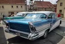 =Buick 40 Special, 1958´er Modell in der Farbkombination cobalt blue over ivory white, sehen bei den Fladungen Classics 2023 im Juli 23