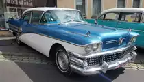 =Buick 40 Special, 1958´er Modell in der Farbkombination cobalt blue over ivory white, sehen bei den Fladungen Classics 2023 im Juli 23