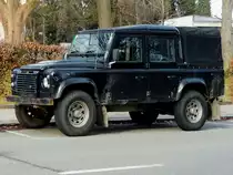 LAND ROVER-Defender, bei eine kurzem Halt entlang einer Parkanlage; 240210