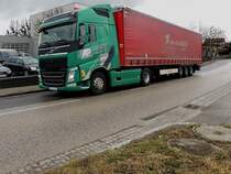 VOLVO-FH mit Sattelauflieger, braust im hurtigem Tempo entlang der 
B143, nächst Ried einer Polizeikontrolle entgegen; 240220