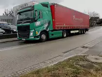 VOLVO-FH mit Sattelauflieger, braust im hurtigem Tempo entlang der 
B143, nächst Ried einer Polizeikontrolle entgegen; 240220