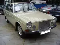 Volvo B30 in der Modellbezeichnung 164 genannt. Er wurde auch der  schwedische Mercedes  genannt. Seit August 1968 hatte Volvo dann auch wieder ein Sechszylinderauto im Programm. Das neue Spitzenmodell nannte sich 164, was so viel bedeutet wie Serie 1, 6 Zylinder und 4 Türen. Beim näheren Hinsehen präsentiert sich das Modell als geschicktes Spiel mit den vorhandenen Komponenten der Baureihe 140. Beim Motor handelt es sich um einen um ein um zwei Zylinder verlängerten  B20 Motor. Der um zehn Zentimeter verlängerte Radstand kam ausschließlich dem Motorraum zugute. Der hier gezeigte, frühe 164, lief 1969 vom Band. Der Sechszylinderreihenmotor hat einen Hubraum von 2979 cm³ und leistet 130 PS. Die Höchstgeschwindigkeit gab man in Göteborg mit 170 km/h an. Ein solches Auto mit Automaticgetriebe kostete im Jahr 1969 in Deutschland mindestens DM 18.000,00. Ab dem Jahr 1973 war dieses Modell nur noch als 164E mit einer Bosch-D-Jetronic Einspritzung lieferbar. Classic Remise Düsseldorf am 26.02.2024.