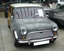 Austin Mini MK1 Countryman aus dem Jahr 1964. Dem im Jahr 1959 vorgestellten Mini wurde im Mai 1960 eine Lieferwagen-Version mit einem, um 7,5 cm verlängerten Radstand, zur Seite gestellt. Diese Version war so erfolgreich, dass einige Monate später ein verglaster, viersitziger Kombi mit den Namen Countryman bei Austin und Traveller bei Morris auf den Markt kam. Nach ca. 207.000 Fahrzeugen wurde er 1969 durch den neuen Mini Clubman Estate ersetzt. Der gezeigte  Countryman MK1  hat einen quer eingebauten Vierzylinderreihenmotor mit einem Hubraum von 848 cm³ und leistet 34 PS. Classic Remise Düsseldorf am 26.02.2024.