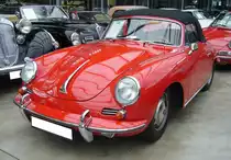Porsche 356 1600SC Cabriolet. Der 356 C war das letzte Modell der Ära  Porsche 356 . Von Juli 1963 bis April 1965 liefen 16.668 Modelle vom Typ 356 C vom Band. Das abgelichtete Cabriolet stammt aus dem letzten Modelljahr 1965. Der, im Heck verbaute, luftgekühlte Vierzylinderboxermotor hat einen Hubraum von 1582 cm³ und leistet im SC 95 PS. Das Porsche-Werk gab die Höchstgeschwindigkeit damals mit 185 km/h und den Verbrauch mit 8,2 Litern Kraftstoff auf 100 Kilometern an. Classic Remise Düsseldorf am 26.02.2024.