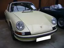 Porsche 911 2.4 T Targa der sogenannten E-Serie, wie er von 1971 bis 1973 in Zuffenhausen vom Band lief. Dieser Targa wurde im März 1973 nach Orangeburg im US-Staat New York ausgeliefert. Ein solcher Targa im Farbton 4610/elfenbein kostete in Deutschland anfänglich mindestens DM 25.200,00. Der im Heck verbaute, gebläsegekühlte, Sechszylinderboxermotor hat einen Hubraum von 2341 cm³ und leistet in diesem  Targa  140 PS. Die Höchstgeschwindigkeit wurde mit 205 km/h angegeben. Classic Remise Düsseldorf am 26.02.2024.