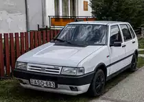 Hier ist ein schön erhaltener, und vom Inhaber beliebter Fiat Uno zu sehen. Foto: 04.2023.