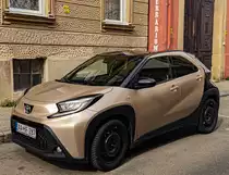 Hier ist ein Toyota Aygo Cross in Beige zu sehen. Foto: 04.2023.