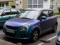 Hier ist ein Suzuki Swift Mk3 mit einer Folie auf der Karosserie zu sehen. Foto: 04.2023.