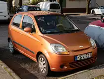Hier ist ein Chevrolet Spark in der Farbe Peach Orange zu sehen. Foto: 04.2023.